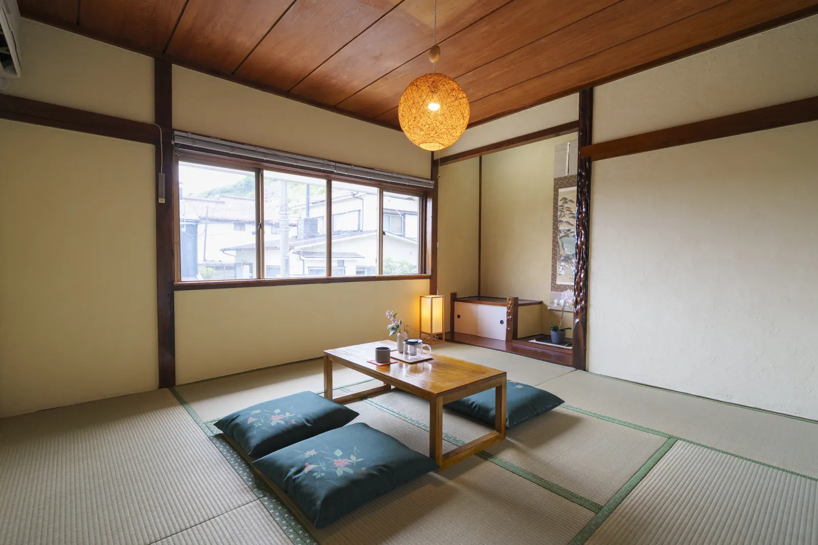 木の天井や床の間を生かして再生した草花の家の和室